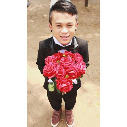 Trong ảnh, Trần Xuân Tiến lịch lãm với bộ vest đen và luôn nở nụ cười hạnh phúc. Còn Thanh Thảo khoe vóc dáng siêu mẫu cùng chiếc váy cưới màu trắng đầy gợi cảm.