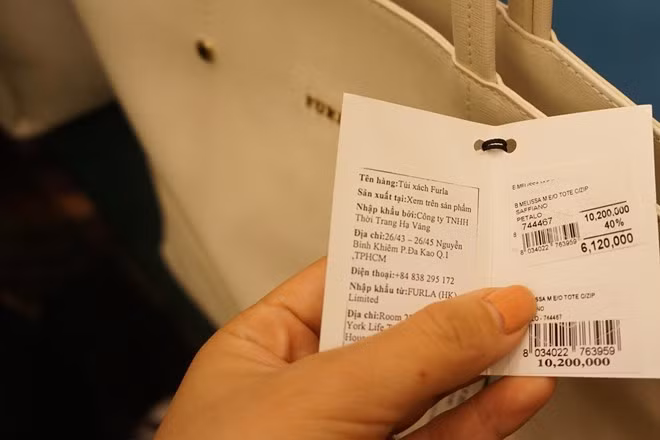 .... vì được bán hạ giá 40%, còn trên dưới 6 triệu đồng/chiếc.