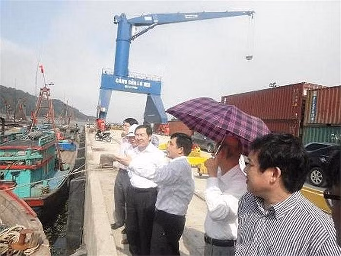Ngày 21/3/2012, Dương Chí Dũng cùng lãnh đạo UBND tỉnh Nghệ An khảo sát thực địa tại cảng Cửa Lò Nghệ An. Ảnh: VTC.