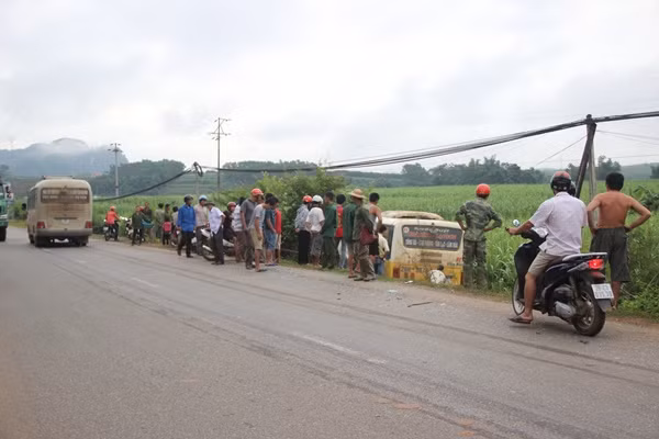 Xe buýt "cày ruộng" sau khi va chạm với xe tải.