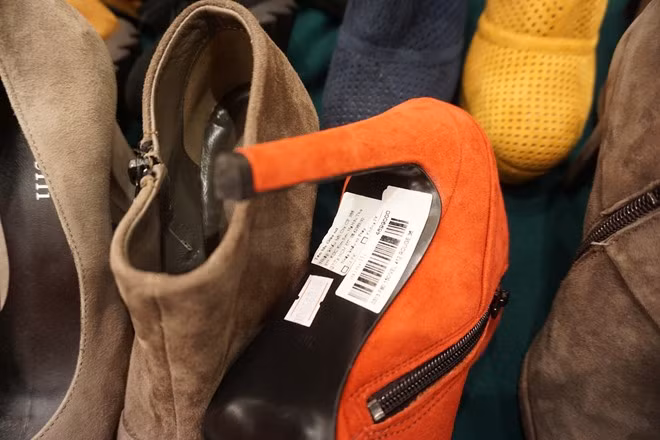 Bà Kiều Thu Ngân (62 tuổi, Ba Đình, Hà Nội) sau gần 1 tiếng chen lấn cũng mua được đôi giày da với giá 2,4 triệu đồng. Bà Ngân ưng ý và cho biết, nếu vào các TTTM, đôi giày này bà sẽ phải mua với giá lên tới 5 triệu đồng.