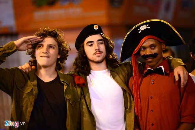 Hình tượng anh hùng Che Guevara của Cuba cùng thuyền trưởng cướp biển Hook trong phim hoạt hình Peter Pan.