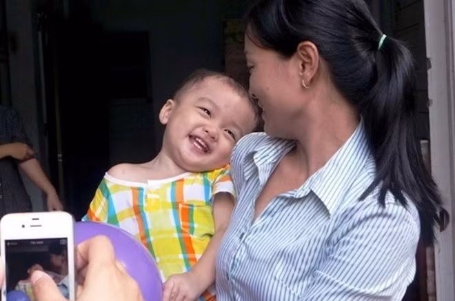 Bé Bo rất kháu khỉnh, hiếu động.