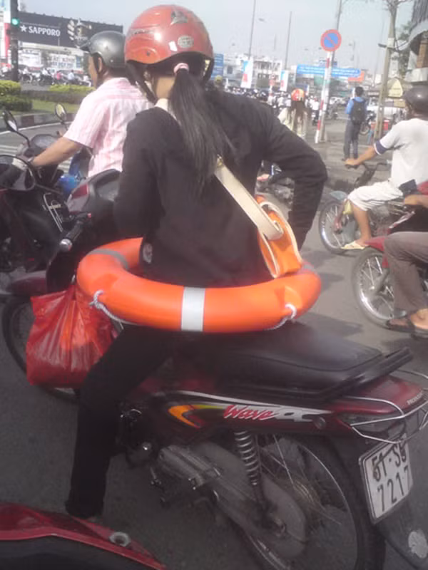 Chỉ là mua phao về cho con tập bơi thôi mà!