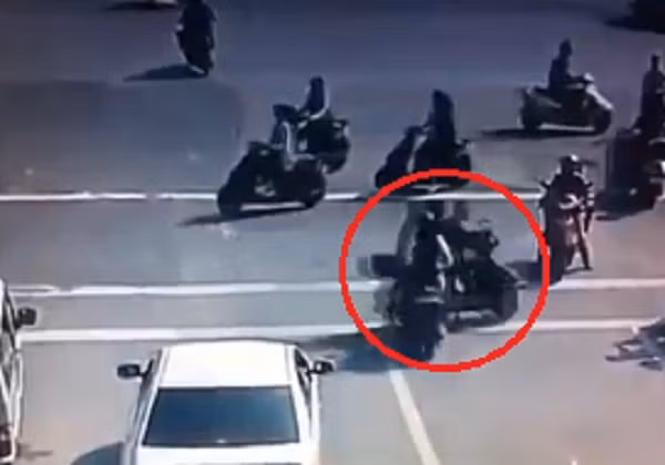 Chiếc xe cô gái điều khiển đã đâm phải đôi trai gái sau khi có ý định vượt đèn đỏ.