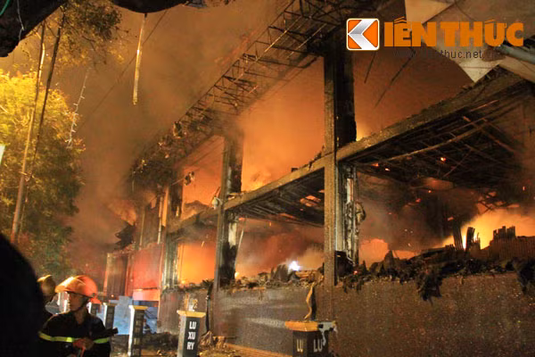 Cảnh hoang tàn của bar Luxury.