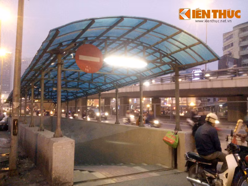 Theo ghi nhận của PV Kiến Thức, vào thời điểm buổi sáng và buổi tối, nhiều người dân thủ đô tập trung xuống các đường hầm đi bộ để "luyện công" (tập luyện thể dục).