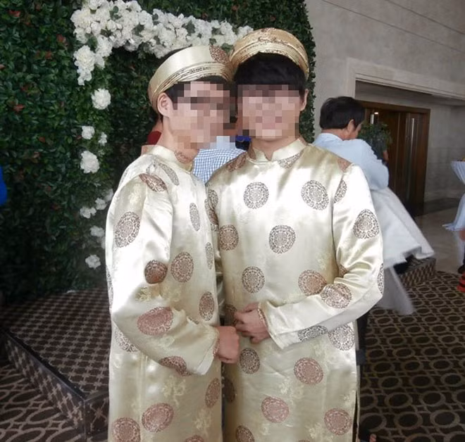 Từ 40 nhóm tự lực vào cuối năm 2007, đến nay đã có đến 300 nhóm, tổ chức thành viên. Diễn đàn thực sự trở thành mạng lưới kết nối các tổ chức xã hội dân sự ở Việt Nam, hướng đến xóa bỏ kỳ thị đối với người nhiễm HIV/AIDS, giúp họ xích lại gần nhau và hòa nhập cộng đồng. Trong ảnh là một cặp đồng tính chụp ảnh lưu niệm tại lễ cưới 9 cặp đồng tính, chuyển giới, nhiễm HIV.