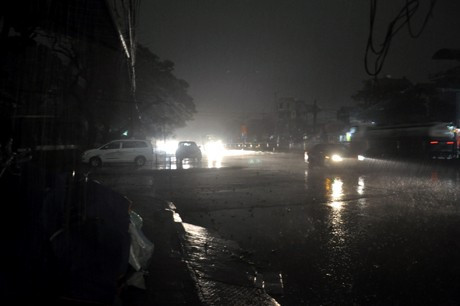 Nhiều phương tiện tham gia giao thông phải bật đèn giống như trong đêm mới có thể di chuyển được. Ảnh: báo Quảng Ninh.