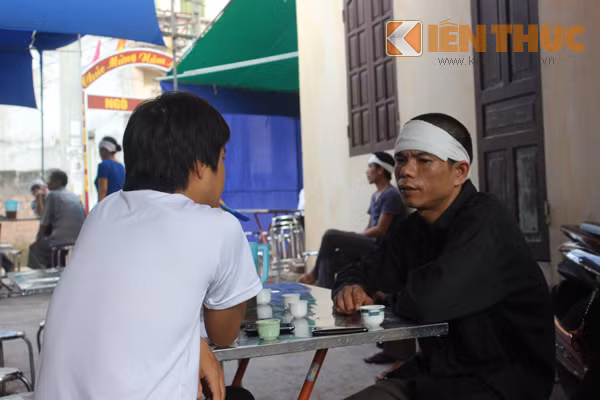 Anh Nguyễn Đăng Quyền em trai của nạn nhân trao đổi với PV.