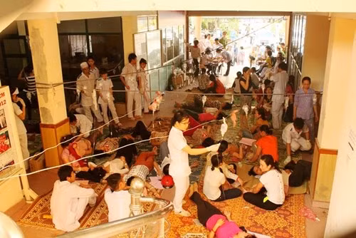 Các công nhân được điều trị tại Bệnh viện Đa khoa Hợp Lực Thanh Hóa.