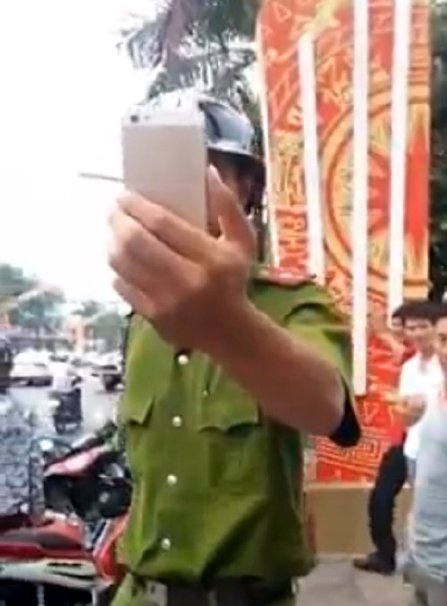 Bị ghi hình, Công an rút điện thoại ra... quay lại.