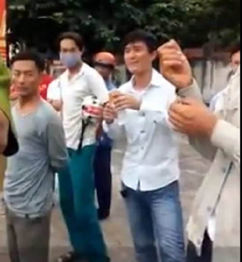 Sự việc thu hút sự chú ý của rất nhiều người dân.