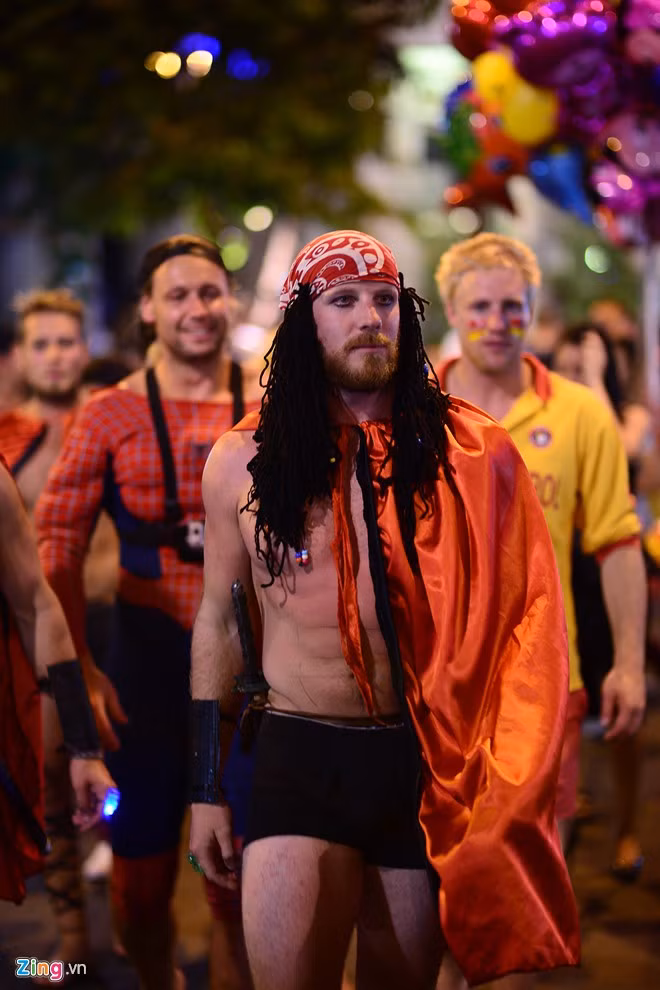 Hoá trang thành những nhân vật trong phim ví dụ như 300 Chiến binh, Người Nhện, Siêu nhân...