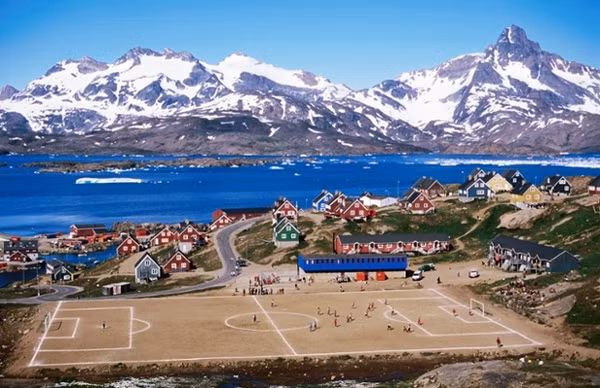 Sân ở Tasiilaq, Greenland.