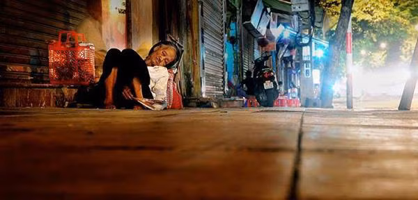 "Dù trái đất có thay hình đổi dạng/Dù cuộc đời có hàng vạn đau thương Dù đi đâu trên khắp mọi nẻo đường/Cha mẹ mãi là người con yêu thương nhất"".