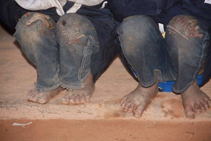 "Cuộc sống còn vô vàn hoàn cảnh khó khăn". Bức ảnh nhận được rất nhiều bình luận bày tỏ sự cảm thông đối với những em bé còn gặp nhiều thiếu thốn trong cuộc sống.