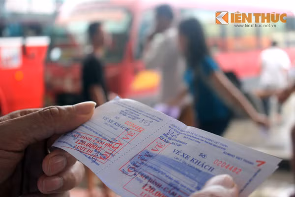 Một hành khách may mắn đã mua được 2 tấm vé để cùng người nhà về quê nghỉ lễ.