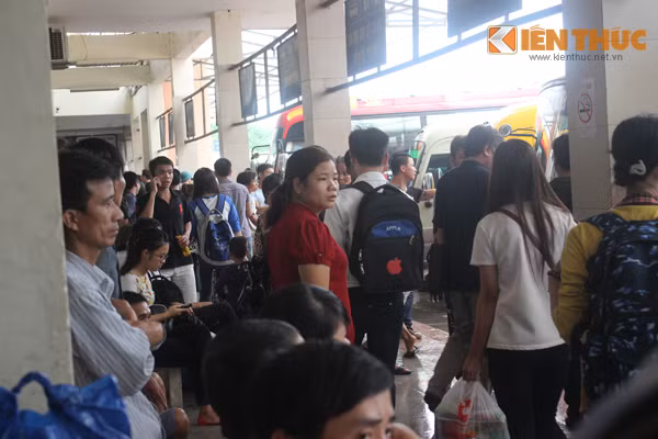 Tại bến xe Mỹ Đình, lượng người đổ về mỗi lúc một đông...