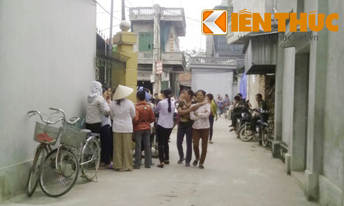 Những người dân hiếu kỳ kéo đến xem vụ việc rất đông.