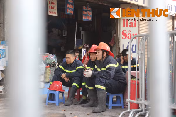 Đến trưa ngày 12/12, lực lượng Công an phường Lý Thường Kiệt, lực lượng cứu hỏa, lực lượng y tế.. đến bao vây ngôi nhà từ cả 2 hướng Lý Thường Kiệt và Lò Sũ để vận động hai người bên trong ra ngoài.