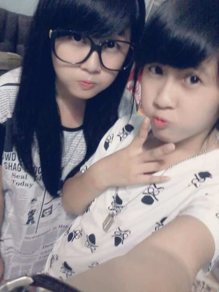 Điều đặc biệt, khuôn mặt của hai hot girl này giống nhau đến nỗi khó để nhận ra đâu là chị, đâu là em.