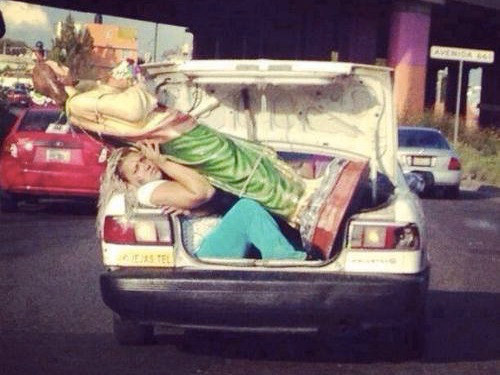 Xe không có chỗ cho tượng ngồi, nên phải ra phía sau để đỡ.