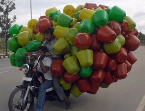 "Siêu xe" vận chuyển bình nhựa.