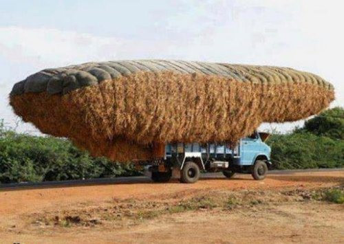 Hàng hóa "đè" ô tô.