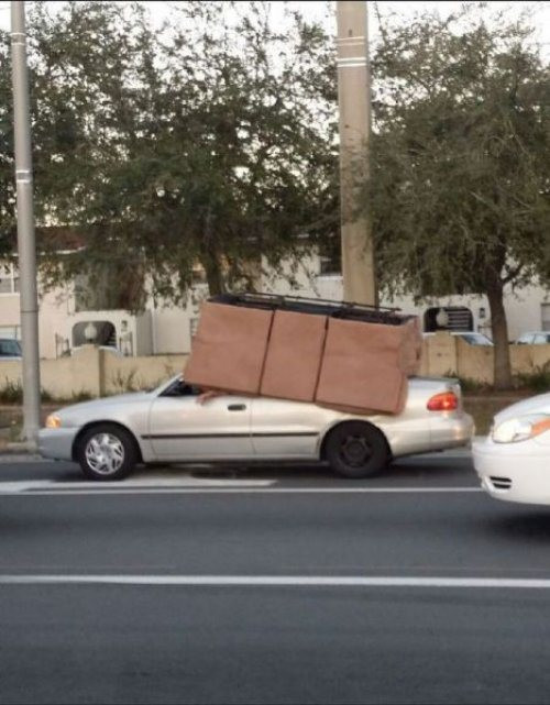 Vận chuyển như thế này, xe ô tô được thêm 1 mái lợp.