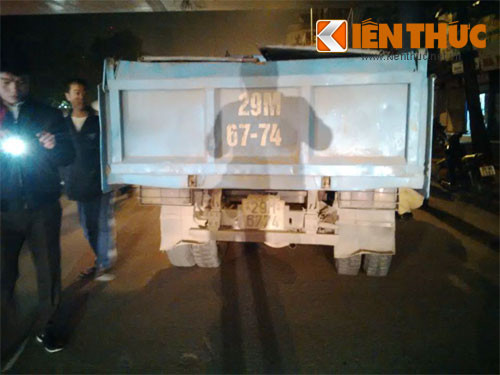 Vu tai nan giao thong xe máy dam xe tải 2 nguoi chet tham-Hinh-2