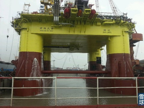 Trước đó, Cục Hải sự Trung Quốc thông báo giàn khoan Nam Hải 09 được tàu lai dắt kéo từ toạ độ 17 độ 38 phút vĩ Bắc - 110 độ 12 phút 3 kinh Đông tới vị trí có tọa độ 17 độ 14 phút 6 vĩ Bắc - 109 độ 31 phút kinh Đông trên Biển Đông, với tốc độ 4 hải lý/giờ.