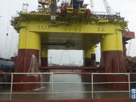 Trước đó, Cục Hải sự Trung Quốc thông báo giàn khoan Nam Hải 09 được tàu lai dắt kéo từ toạ độ 17 độ 38 phút vĩ Bắc - 110 độ 12 phút 3 kinh Đông tới vị trí có tọa độ 17 độ 14 phút 6 vĩ Bắc - 109 độ 31 phút kinh Đông trên Biển Đông, với tốc độ 4 hải lý/giờ.