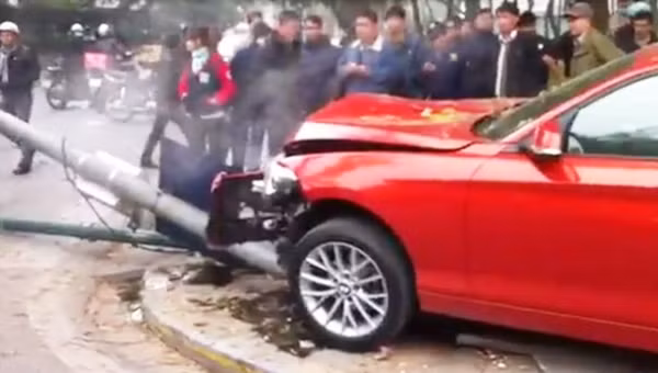 Tại hiện trường, chiếc xe bị nát bét phần đầu, khói bốc lên nghi ngút.