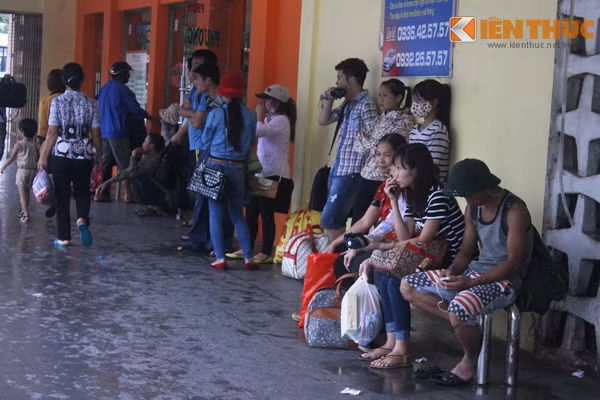 Ghi nhận của phóng viên Kiến Thức tại bến xe Giáp Bát (Hà Nội), nhiều người phải đội mưa nhanh chóng đến bến xe để kịp mua vé.