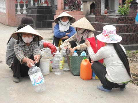 Những người làm “nghề” chăm sóc mộ phần tại nghĩa trang Phi Liệt.