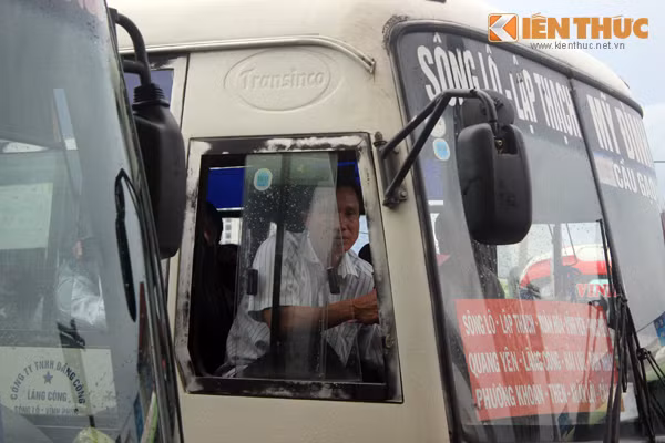 Ánh mắt mệt nhoài của hành khách sau quãng thời gian chờ đợi chuyến xe về nhà.