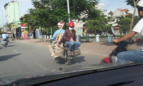 "Người vận chuyển" trên đường phố Việt.