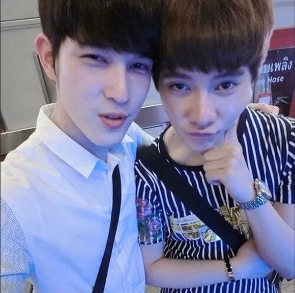 Không chỉ có vẻ bề ngoài bắt mắt, mà tình yêu họ dành cho nhau để vượt qua mọi rào cản của gia đình, cũng khiến nhiều người ngưỡng mộ. Trong ảnh là cặp đôi đồng tính nổi tiếng ở Thái Lan có tên Both (trái) và New Year (phải). Cả hai người đều có một lượng fan hâm mộ rất lớn ở nhiều quốc gia trên thế giới.