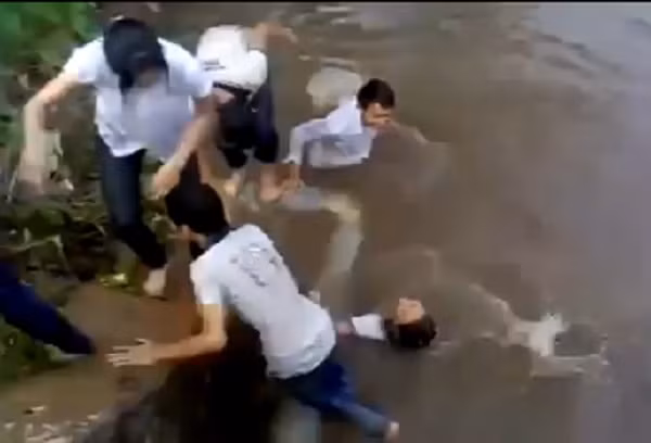 Nhưng vẫn bị ném xuống mương nước một cách không thương tiếc.