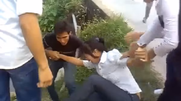 Bạn gái tìm cách chống trả nhóm bạn tinh nghịch.