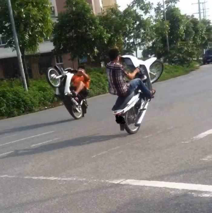 Nhiều teen Việt liều mình giỡn mặt "Tử thần" để làm xiếc trên đường.