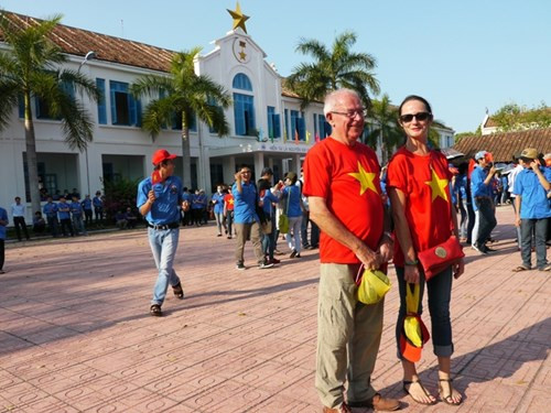 Nhiều người nước ngoài cũng tham gia cuộc mít-tinh.