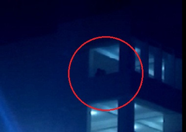 Cặp đôi sinh được cho là đứng hôn nhau ngay trên tầng 5 của nhà trường suốt 2 tiếng đồng hồ. Cặp đôi sinh được cho là đứng hôn nhau ngay trên tầng 5 của nhà trường suốt 2 tiếng đồng hồ.