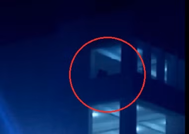 Cặp đôi sinh được cho là đứng hôn nhau ngay trên tầng 5 của nhà trường suốt 2 tiếng đồng hồ.