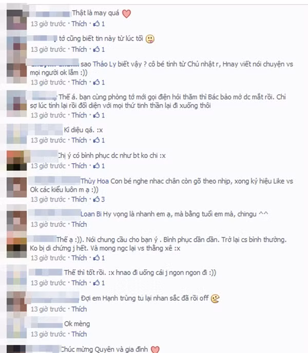 Bạn bè của Quyên vui mừng vì cô đã tỉnh lại, giơ ký hiệu.