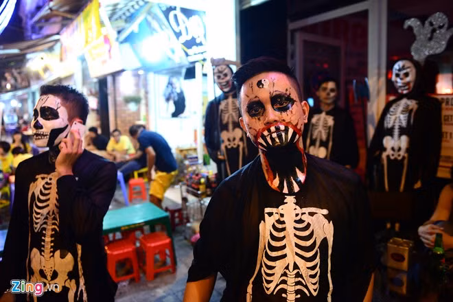 Nhiều hàng quán cũng theo phong trào trang trí ma nơ canh hình xương người, còn nhân viên phục vụ được hoá trang như những xác chết mặt quỷ.