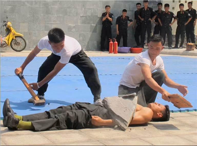 Vừa phải chịu tảng xi măng cực nặng, vừa chịu lực công phá từ búa.