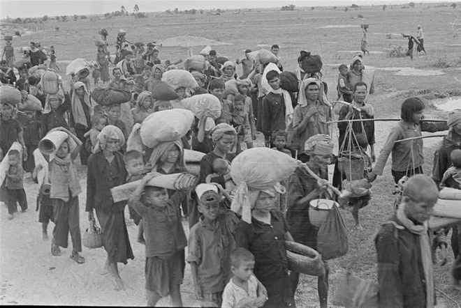 Người dân Campuchia chạy sang lánh nạn trên vùng biên giới Tây - Nam của Việt Nam để tránh bị khơ me đỏ hành quyết. (Ảnh: TTXVN).