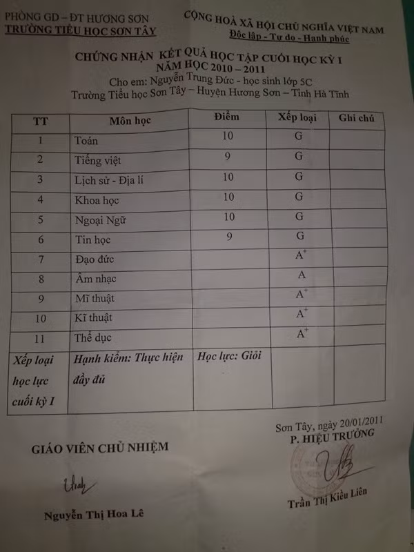 Bảng điểm học lực giỏi cuối kỳ I của một em học sinh lớp 5 năm học 2010-2011 cũng được cư dân mạng chia sẻ một cách chóng mặt. 